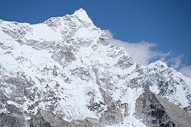 Le versant sud-ouest du sommet avec à droite le profil de l'arête sud.