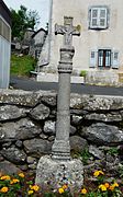 Croix ancienne dans le bourg.