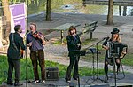 Poesi i parken i Observatorielunden i Stockholm 2023. Anna Maria Espinosa sjunger finsk tango tillsammans med en trio musiker från Månskensorkestern: Amanda Fritzén, dragspel, Viktor Littmarck, fiol, Daniel Rossetti, gitarr.