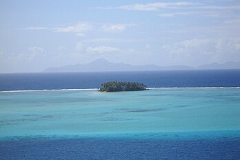 Motu au sud de l'île de Raiatea en Polynésie française. On aperçoit Huahine en arrière-plan. (définition réelle 3 072 × 2 048)