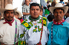 Description de l'image Representantes de Wirikuta. Los Huicholes en riesgo de perder su principal centro ceremonial. (5802989932).jpg.