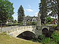 Straßenbrücke mit Statuen