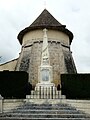 Le monument aux morts et le chevet de l'église.