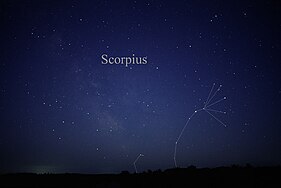 Étoiles sur fond d'un ciel nocturne accompagnés de traits indiquant la constellation du Scorpion ainsi que son nom anglais en lettres blanches, « Scorpius ».