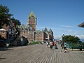 Vue de la terrasse et du Château Frontenac en été.