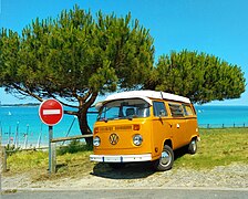 VW Combi T2 Westfalia Campmobile couleur Chrome Yellow, avec un toit « Pop Top », à Lancieux.