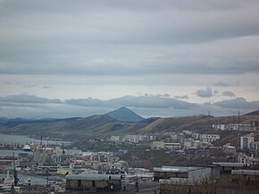 Holmskin kaupunkia, taustalla Spamberg (1021 m)