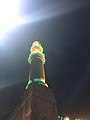 مأذنة مسجد الإمام الحسين بالقاهرة تُضاء بالأنوار ليلا