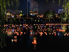 中元での灯篭流し（香港）