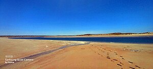 Arroyo El Salado invadido por el mar junto al a extensa playa dorada que da nombre al poblado.