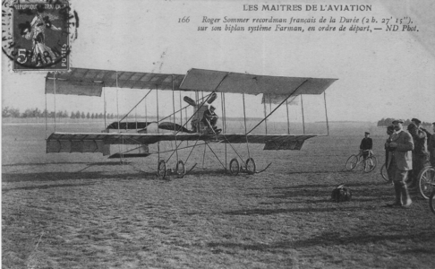 Roger Sommer, recordman français de la durée 2h 27 minutes 15 secondes, sur son biplan Farman en ordre de départ.