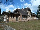 Bahnhof Tiefensee, bestehend aus Stationsgebäude mit nördlichem Anbau, Pflasterung sowie Beamtenwohnhaus mit Wirtschaftsgebäude, bei km 35,53 der Bahnstrecke Berlin–Wriezen