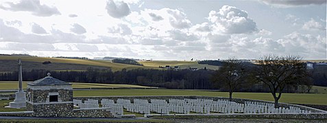 Le cimetière et en arrière-plan le village.