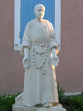 Statue de Charles de Foucauld placée à proximité de l’entrée principale.