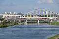 從臺北市南港區成美左岸河濱公園東望成功橋，後方是環東大道與跨基隆河的環東大橋。