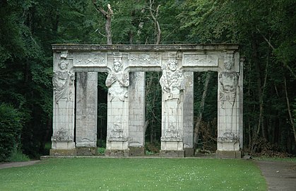 Caryatids ، انتقلت من الواجهة الشمالية إلى الحديقة ج.   1875