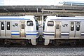 機器および帯色が更新された車両（左）と未更新の車両（右）の比較。しかしこのどちらもスカートは未更新。