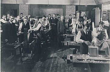 Seminar students in the handicraft class in Villa Rana in 1924.