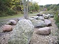 Findlinge am Eingang des Naturschutzgebiet Liether Kalkgrube bei Klein Nordende