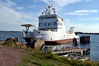 M/S Ejdern vid Kyrkogårdsö färjfäste, Kökar