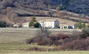 Maison à terre.