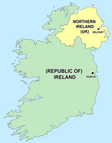 sebuah peta yang menunjukkan Pulau Irlandia, Republik Irlandia ditandai dalam warna hijau, sedangkan Irlandia Utara dengan warna kuning muda