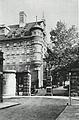 L'entrée de Scotland Yard, sur Derby Street (auj. Derby Gate).