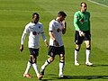 John Paintsil (l.) als Spieler des englischen Fußball- clubs FC Fulham im März 2009