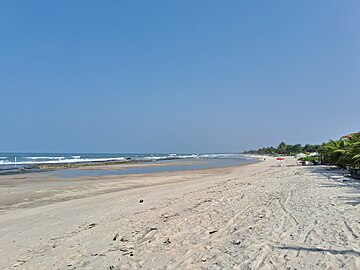 Praia dos Milionários, litoral sul de Ilhéus. O nome teve origem durante o coronelismo e deve-se ao fato de ter sido muito frequentada por coronéis, e também por causa das mansões dos barões do café. É a praia mais conhecida e visitada de Ilhéus[66][67]