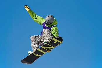 Snowboarder realizando uma manobra em slopestyle durante o Shakedown de 2008 em Saint-Sauveur, Quebec, Canadá. (definição 1 900 × 1 272)