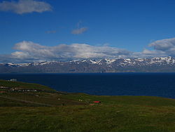 Vue de la Skjálfandi depuis la Tjörnes l'ouest avec la Flateyjarskagi au loin.