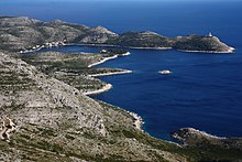 Des collines pierreuses arrondies s'éparpillent dans la mer.