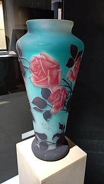 Vase en verre multicouche, décor de rosier gravé à l'acide, signé Muller Fres Lunéville, vers 1925.