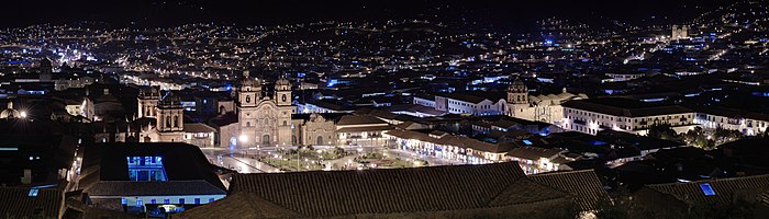 Trg Plaza de Armas noću