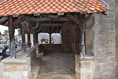 Le porche de l'église.