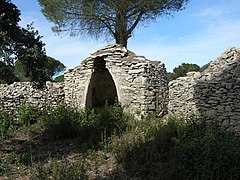 Tine isolée, au linteau tombé.