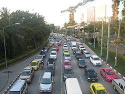 Traffic jam on Kanchanaphisek Road beside of The Mall Bang Khae