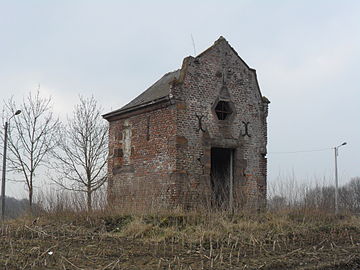 Chapelle Notre-Dame de la Consolation. Restaurée au début du XXe siècle, actuellement abandonnée et saccagée[67],[68].