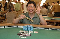 David Chiu neljännen WSOP-voittonsa jälkeen vuonna 2005