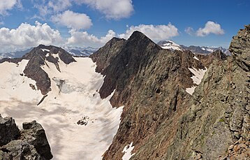 Ausblick unterhalb des Gipfelkreuzes auf den Feuersteinferner. Links die Agglsspitze, mittig die Feuersteine, weiter rechts im Hintergrund der Wilde Freiger