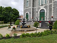 Fontaine érigée en 2017 devant l'église.