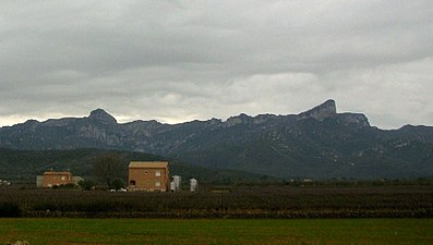 Les Moles area: La Buinaca on the left and the Cabrafeixet on the right, seen from the north between El Perelló and Rasquera
