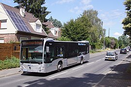 Un Mercedes-Benz Citaro de l'ancien réseau de bus Valmy photographié en 2020 où l'on distingue qu'à la suite du changement de nom du STIF en Île-de-France Mobilités, la frise qui courait le long des bus a été supprimée au profit du nouveau logo sur les bus n'ayant pas encore reçu la livrée IDFM.