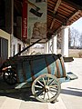 Carro con botte nel portico all'ingresso del museo