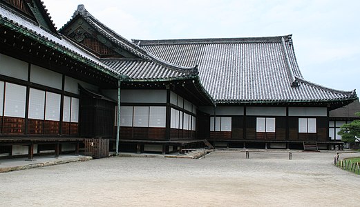Building with facade alternating two shoji with two horizontally-battened maira-do
