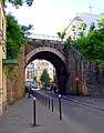 À proximité du boulevard Poniatowski, la rue de Picpus passe sous la ligne de Petite Ceinture.