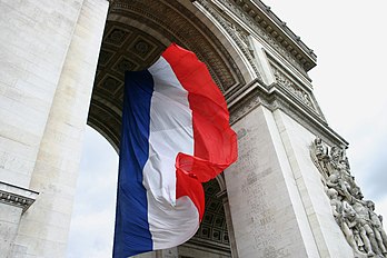 L’Arc de triomphe de l'Étoile avec un drapeau de la France. Le 14 juillet symbolise la fête nationale française commémorant la fête de la Fédération de 1790. (définition réelle 3 072 × 2 048)