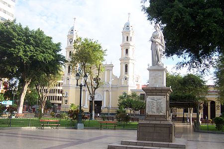 La Alegoría a la Libertad y, de fondo, la Catedral de Piura.