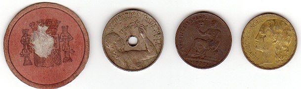 Monedas del bando republicano durante la guerra civil, incluyendo una pieza de papel con sello.