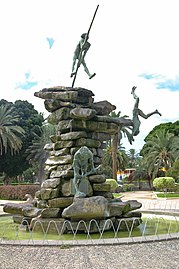 Despeñamiento de Bentejuí en el roque de Ansite. Conjunto escultórico Atis Tirma (1981), obra de Manuel Bethencourt, Las Palmas de Gran Canaria